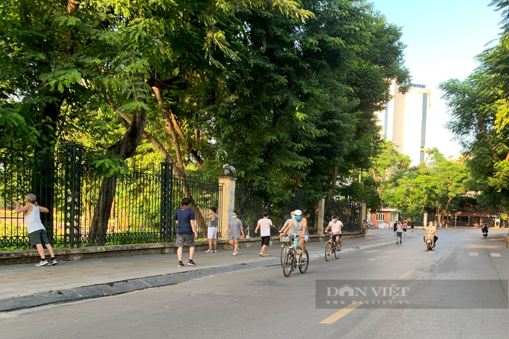 Cầu Giấy, Hà Nội: Người dân &quot;thoải mái&quot; vi phạm quy định phòng chống dịch Covid-19 - Ảnh 3.