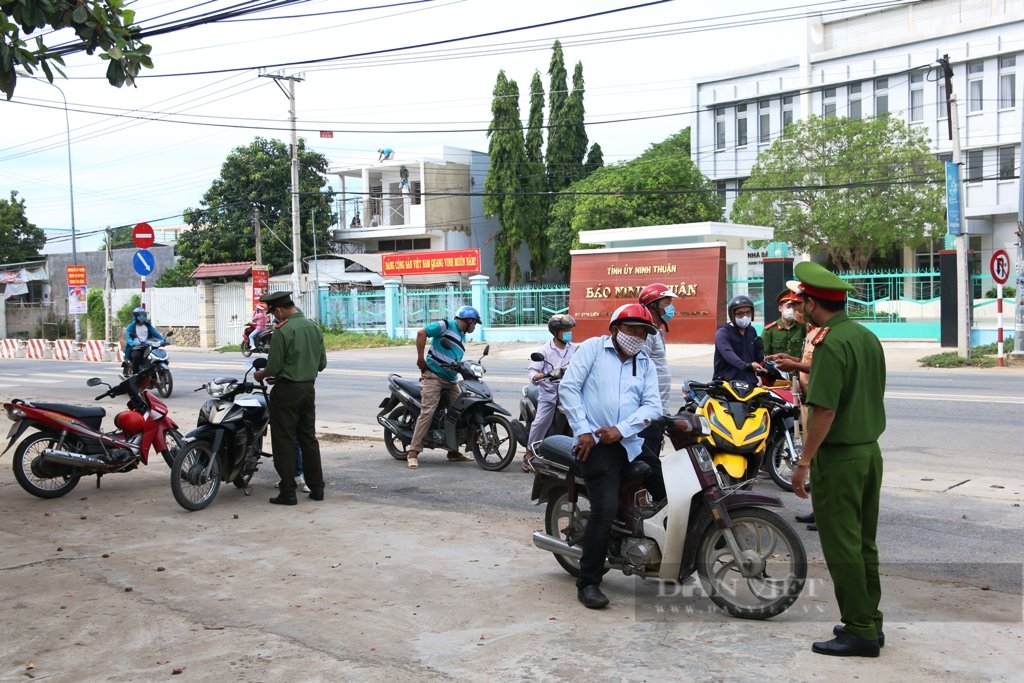 Ninh Thuận: Phố thị Phan Rang-Tháp Chàm vắng lặng ngày đầu giãn cách theo Chỉ thị 16 - Ảnh 3.