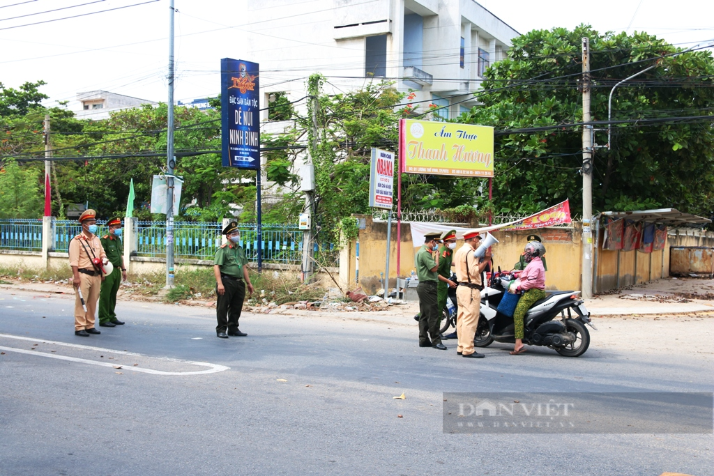 Ninh Thuận: Phố thị Phan Rang-Tháp Chàm vắng lặng ngày đầu giãn cách theo Chỉ thị 16 - Ảnh 17.