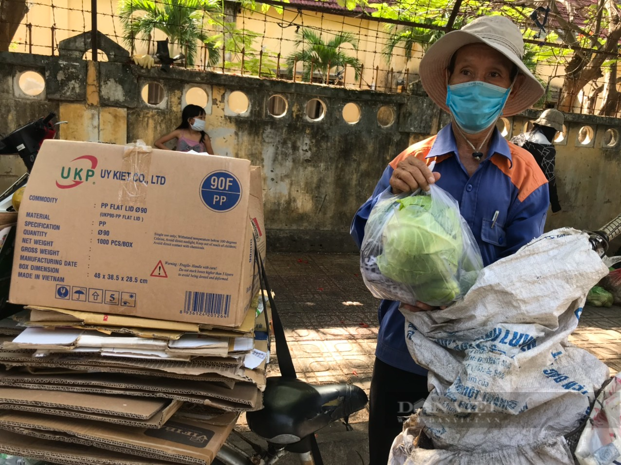 Khánh Hòa: Gian hàng &quot;0 đồng&quot; hỗ trợ cho người khó khăn - Ảnh 2.