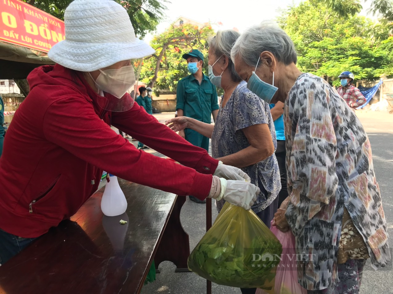 Khánh Hòa: Gian hàng &quot;0 đồng&quot; hỗ trợ cho người khó khăn - Ảnh 4.