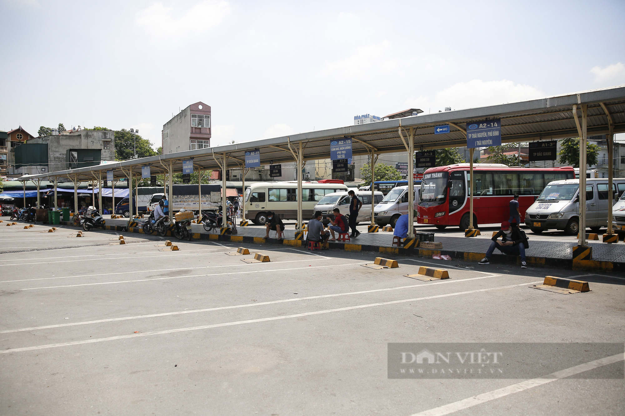 Bến xe Hà Nội vắng lặng sau lệnh dừng hoạt động vận tải hành khách đến 14 tỉnh thành - Ảnh 5.