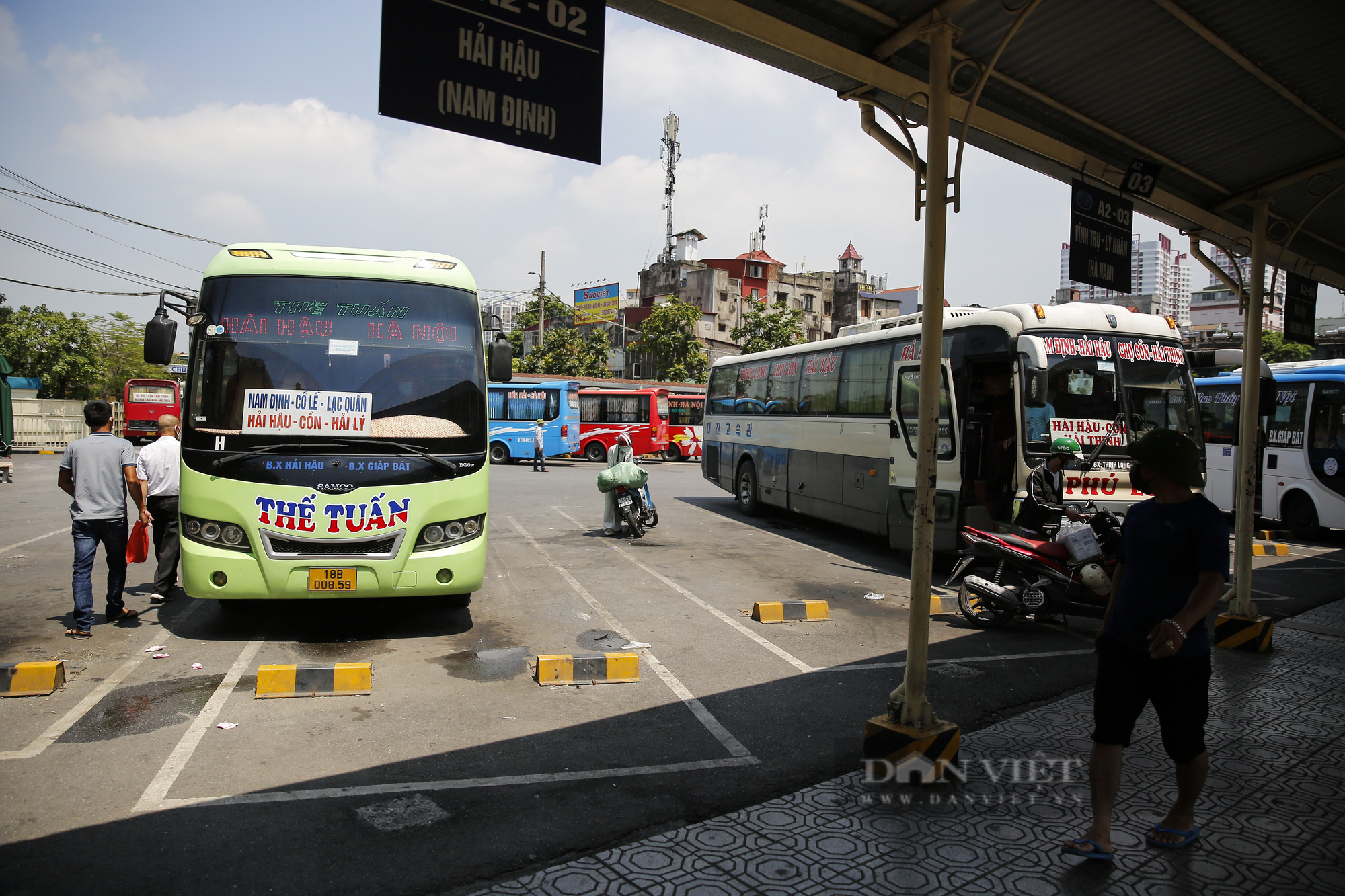 Bến xe Hà Nội vắng lặng sau lệnh dừng hoạt động vận tải hành khách đến 14 tỉnh thành - Ảnh 6.