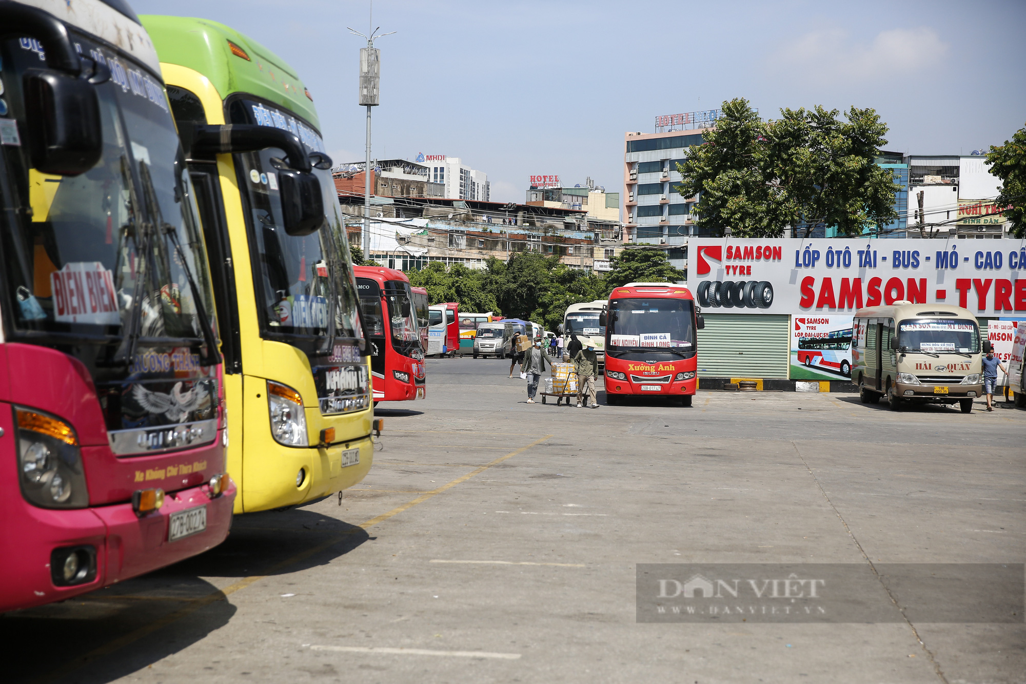Bến xe Hà Nội vắng lặng sau lệnh dừng hoạt động vận tải hành khách đến 14 tỉnh thành - Ảnh 12.