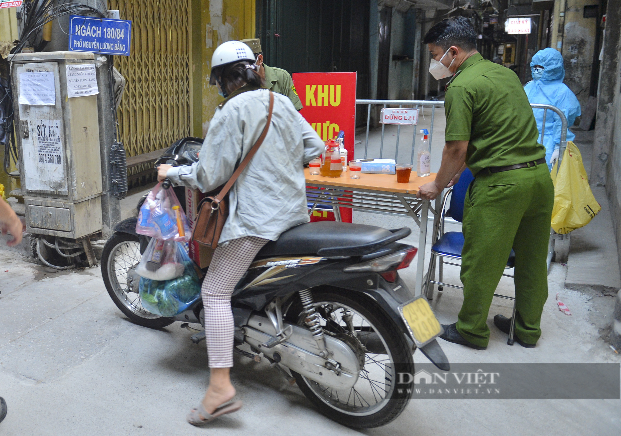 Hà Nội phong tỏa con ngõ có người dương tính với Covid-19, Quận Đống Đa “thần tốc” truy vết dịch tễ - Ảnh 3.