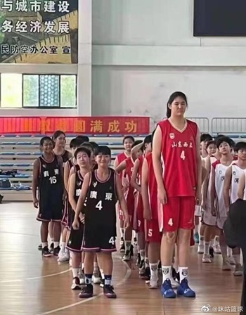 VĐV bóng rổ nữ Trung Quốc 12 tuổi cao 2m27: Chấp cả đội - Ảnh 1.