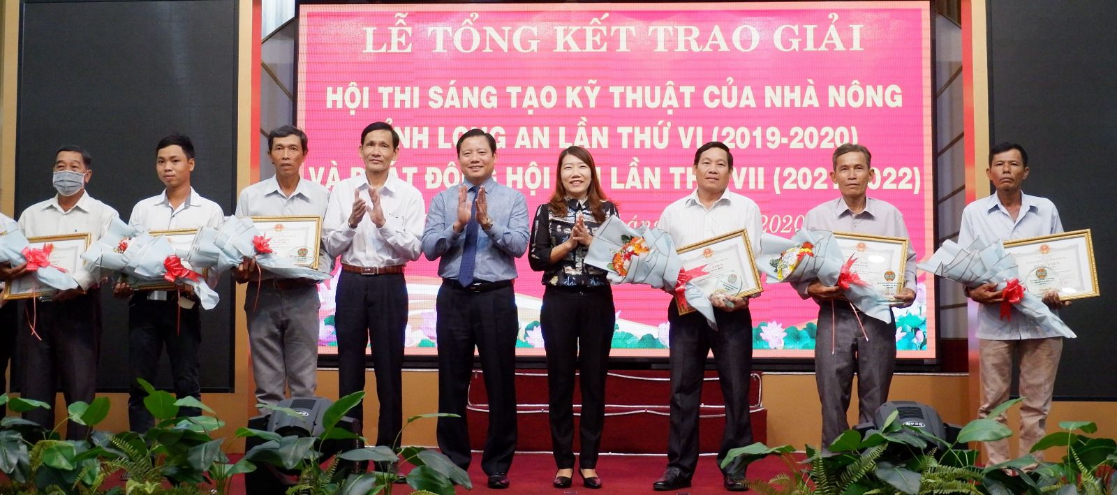 Long An: Ông nông dân sáng chế chiếc máy nông nghiệp 3 trong 1, mang ra đồng nhiều người kéo đến xem - Ảnh 1.