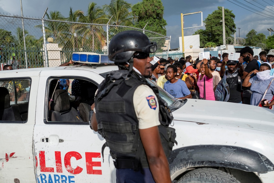 Vợ cố tổng thống Haiti xuất hiện với áo chống đạn - Ảnh 13.
