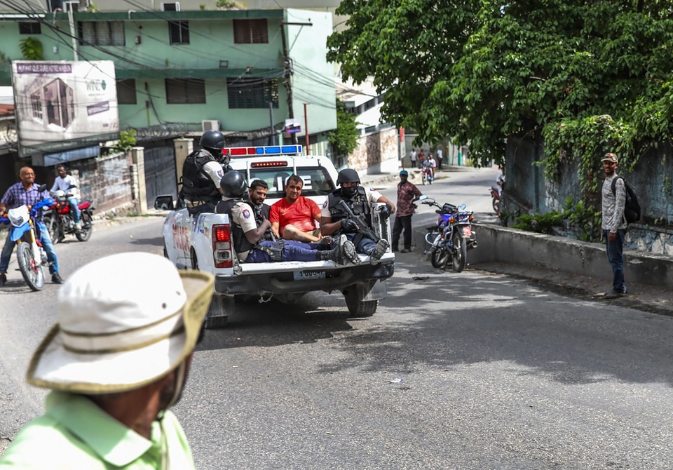 Vợ cố tổng thống Haiti xuất hiện với áo chống đạn - Ảnh 15.