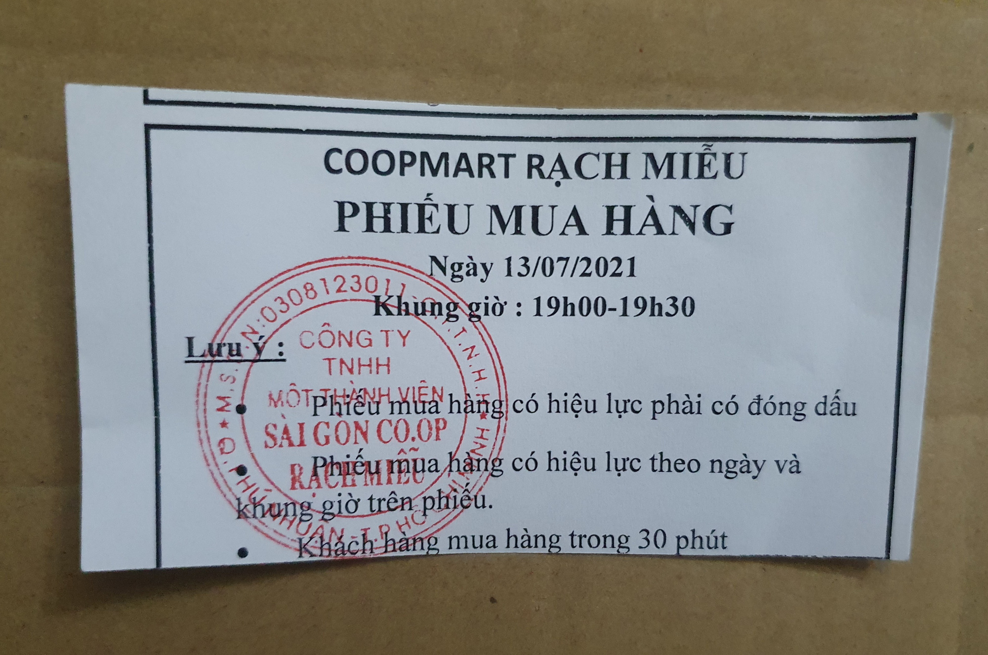 TP.HCM: Siêu thị mang bắp cải, cà chua Đà Lạt… ra bãi xe bán &quot;giá sốc&quot; - Ảnh 3.