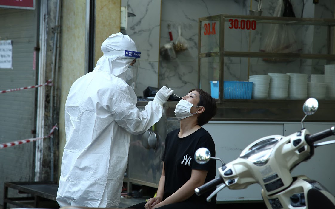 Chủ tiệm vàng ở phố cổ Hà Nội và 11 người dương tính SARS-CoV-2, nhiều trường hợp cùng gia đình