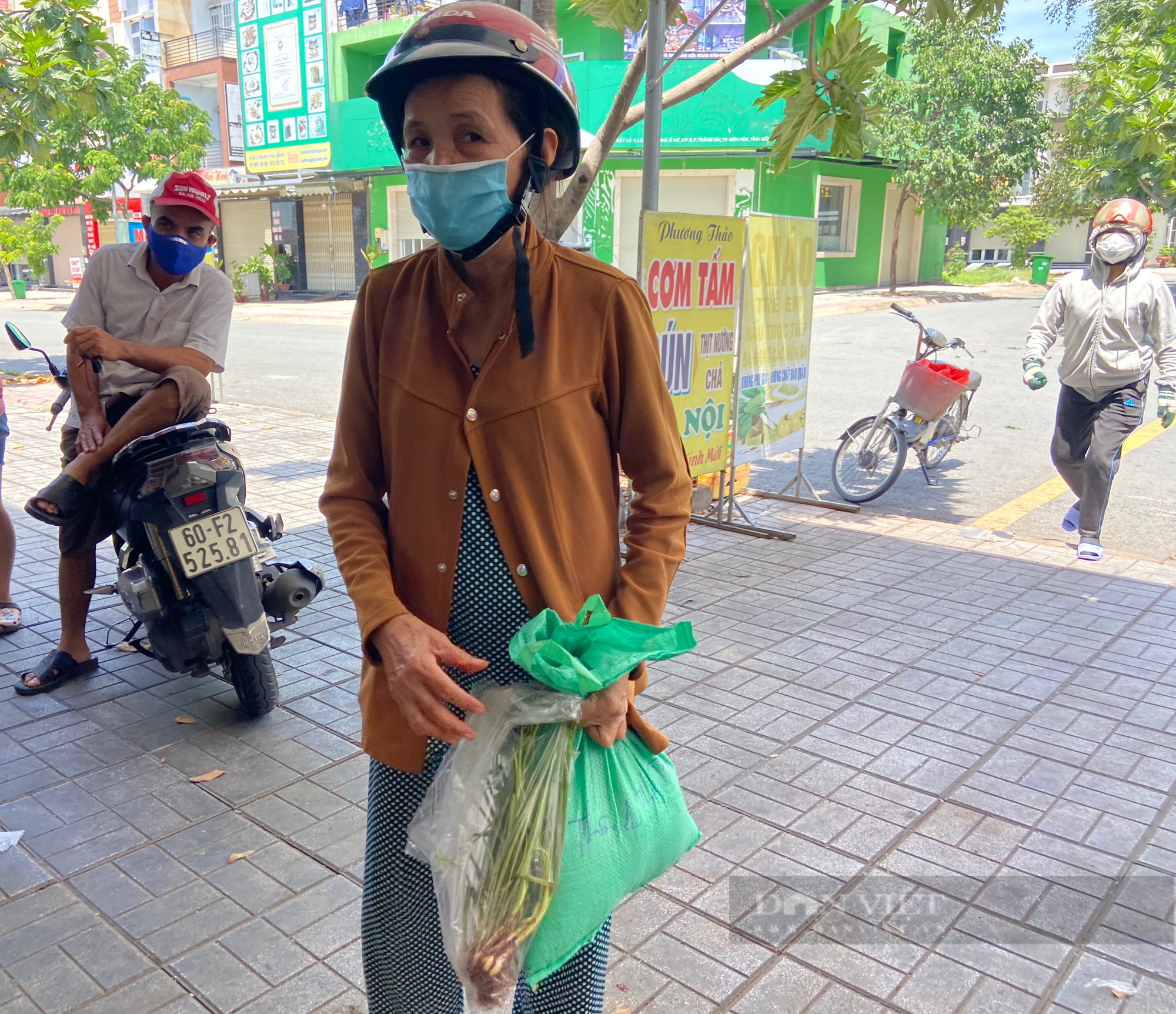 Đồng Nai: Người dân Quảng Bình tặng nửa tấn rau củ và gạo cho bà con trong vùng phong tỏa - Ảnh 3.
