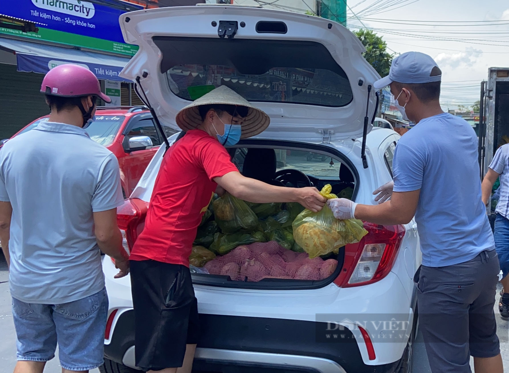 Đồng Nai: Người dân Quảng Bình tặng nửa tấn rau củ và gạo cho bà con trong vùng phong tỏa - Ảnh 4.