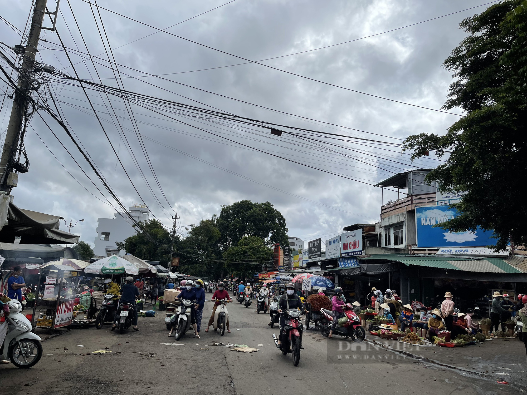 Đắk Lắk: Người dân &quot;rồng rắn&quot; đổ xô đi mua hàng tích trữ - Ảnh 3.