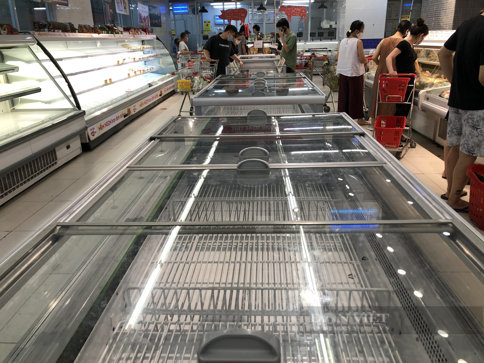 Thực phẩm tại siêu thị Hà Nội hết vèo trong nốt nhạc sau Công điện người dân ở tại nhà từ 0h ngày 19/7 - Ảnh 2.
