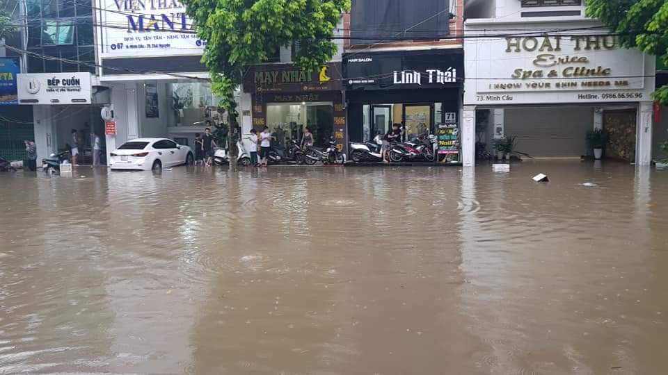 Thái Nguyên: Nhiều nơi ngập sâu gần mét nước chỉ sau vài giờ mưa lớn - Ảnh 1.