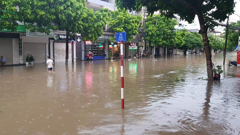 Thái Nguyên: Nhiều nơi ngập sâu gần mét nước chỉ sau vài giờ mưa lớn - Ảnh 2.