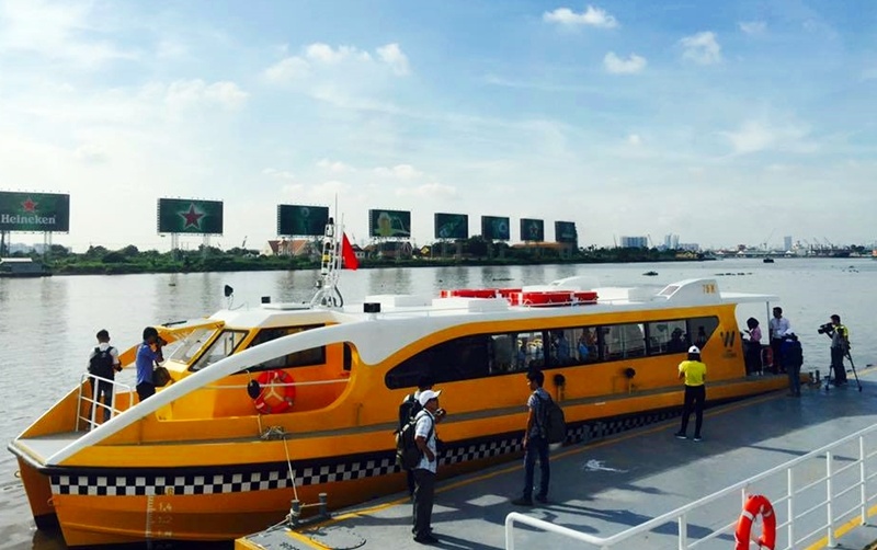 Tháo ghế các tàu cao tốc du lịch vận chuyển hàng hoá tới TP HCM - Ảnh 1.