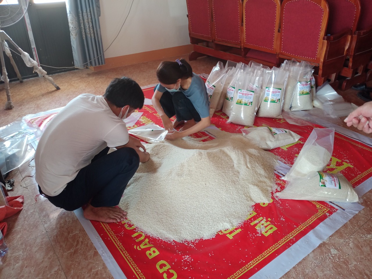 Nông dân Hà Tĩnh gom gạo ngon, làm khô cá đặc sản gửi người dân TP.HCM - Ảnh 2.