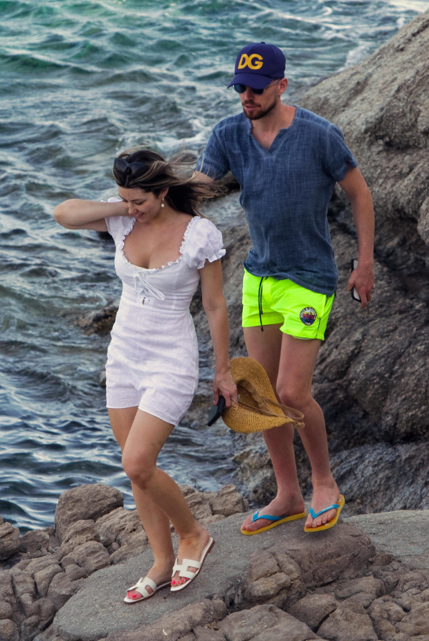 Bạn gái Jorginho khoe body đẹp mê hồn ở đảo Mykonos - Ảnh 6.