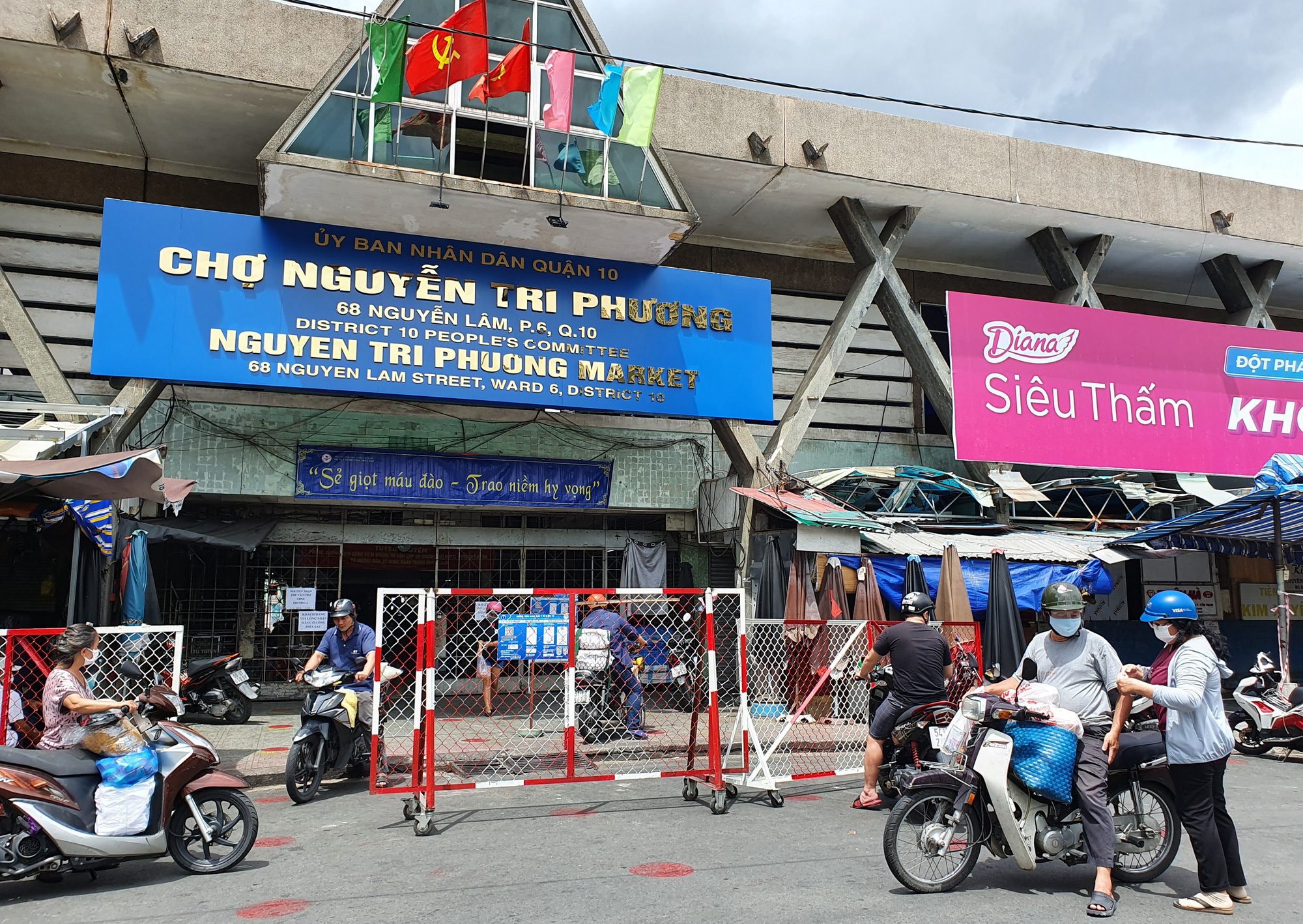 TP.HCM: Siêu thị tuyên bố mở cửa sáng đêm, ê hề rau củ, thêm chợ hoạt động lại - Ảnh 3.