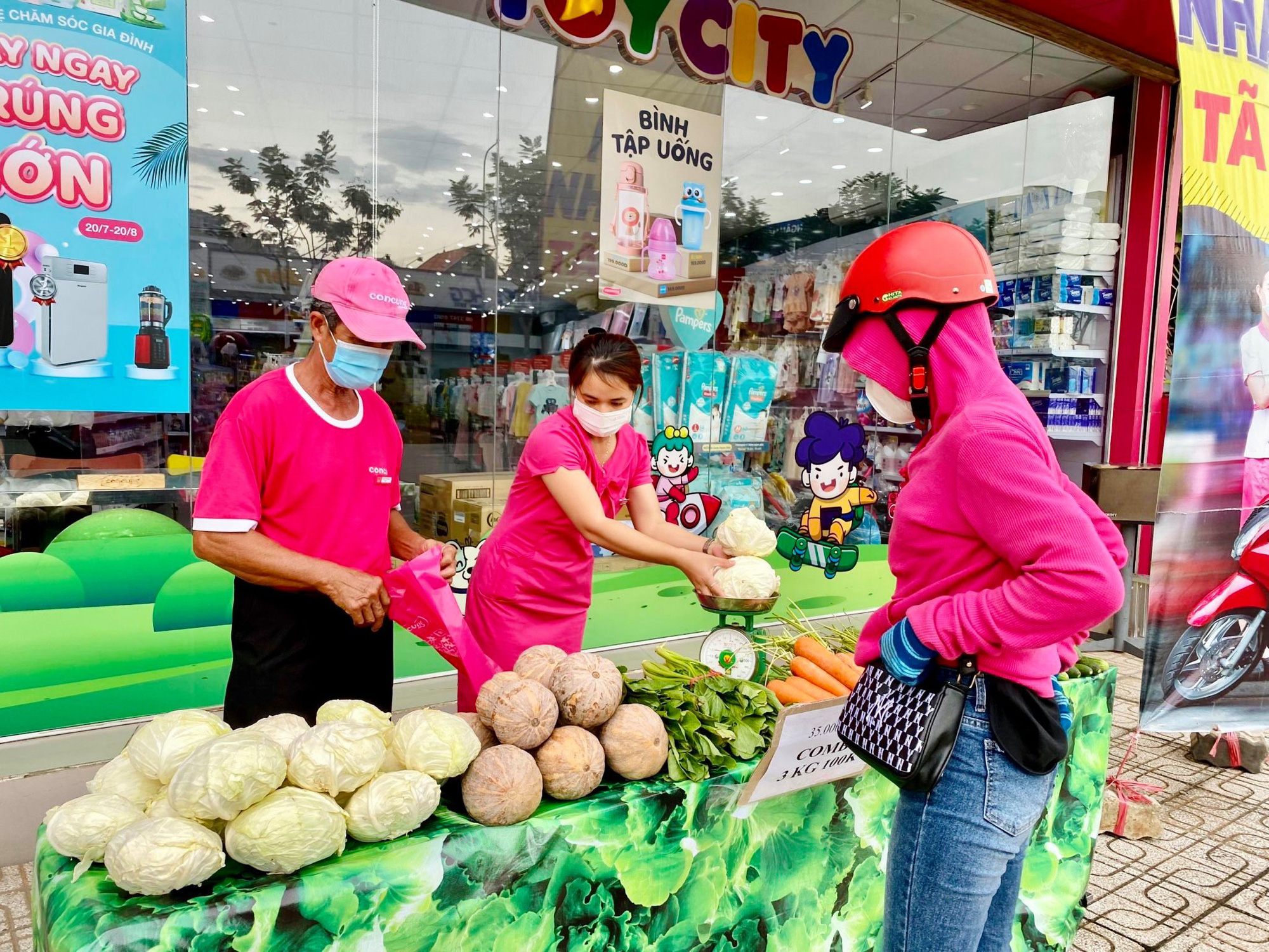 Cửa hàng mỹ phẩm, nhà thuốc, mẹ và bé ra vỉa hè bán bắp cải, khổ qua… &quot;giá sốc&quot; - Ảnh 3.