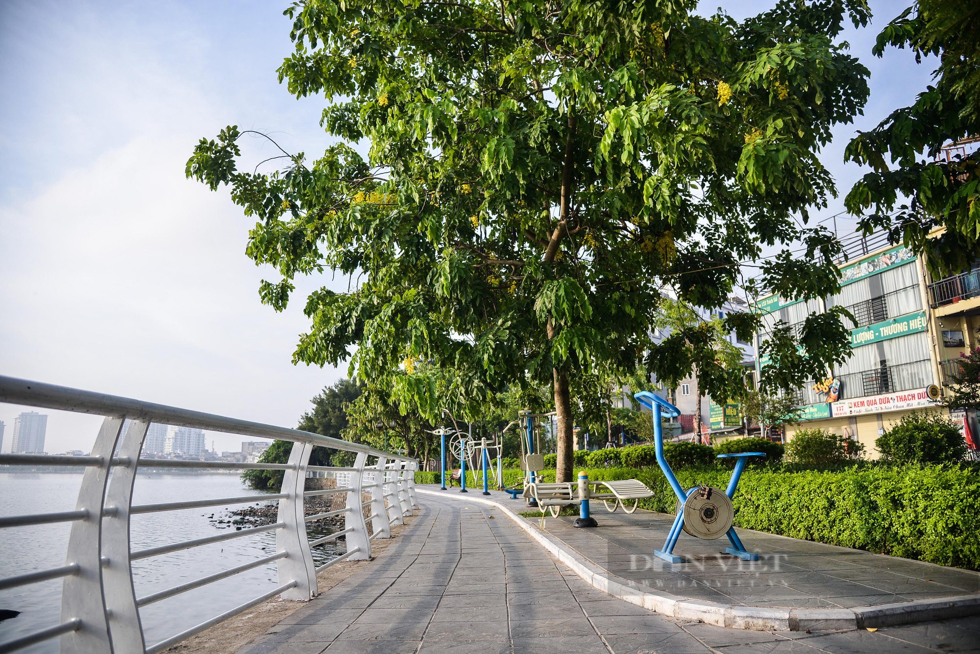 Hà Nội: Công viên, Hồ Tây vắng người tập thể dục trong ngày đầu thực hiện công điện 15 - Ảnh 5.