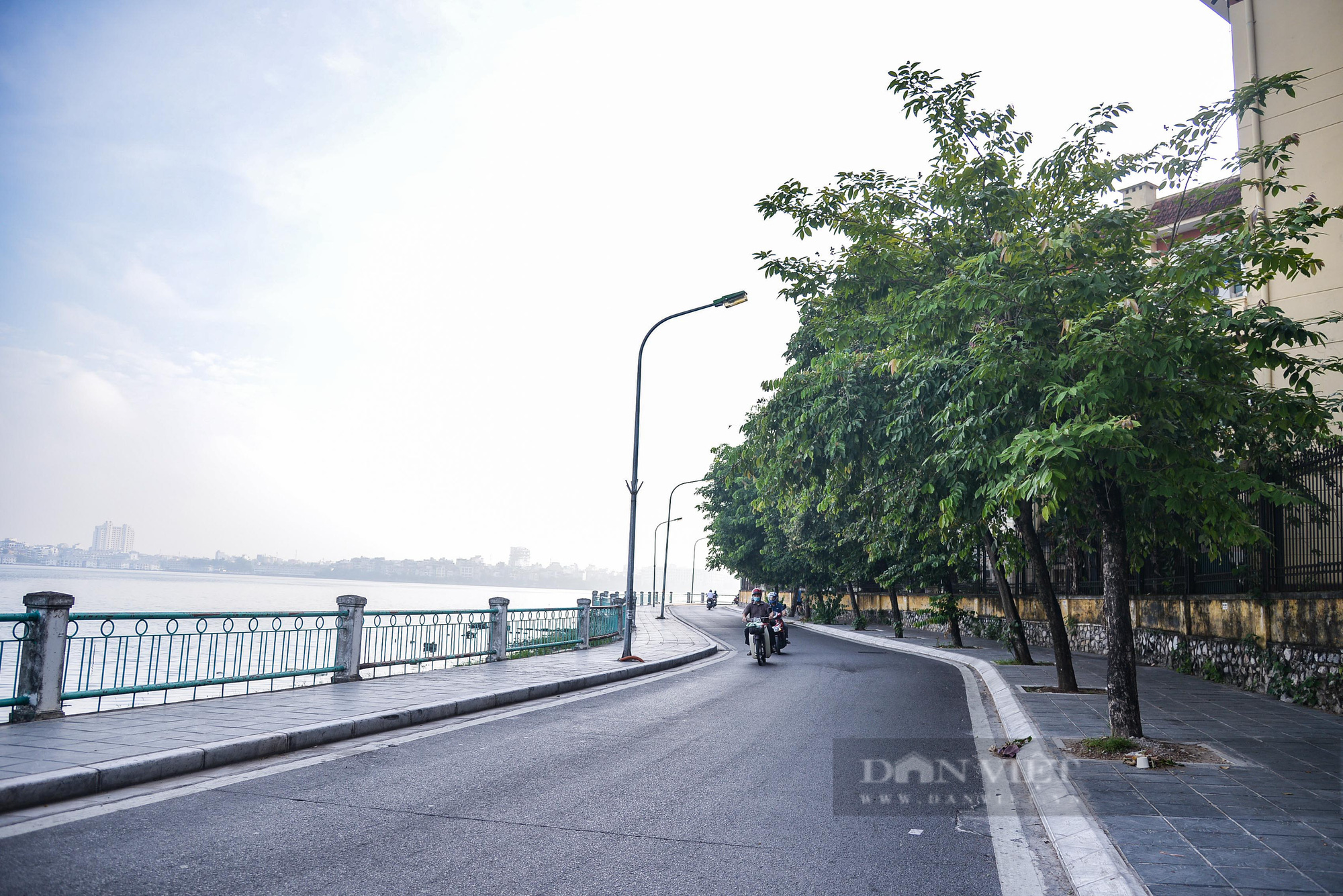 Hà Nội: Công viên, Hồ Tây vắng người tập thể dục trong ngày đầu thực hiện công điện 15 - Ảnh 7.