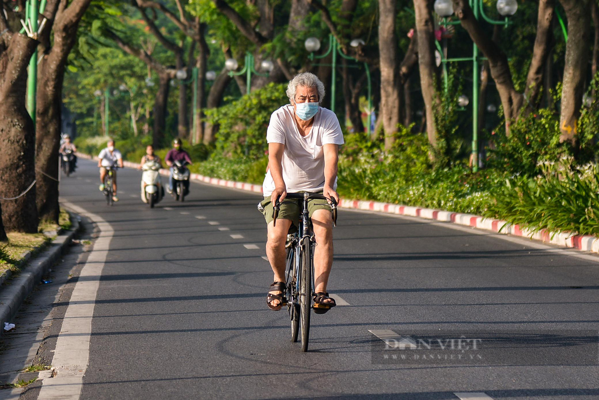 Hà Nội: Công viên, Hồ Tây vắng người tập thể dục trong ngày đầu thực hiện công điện 15 - Ảnh 11.