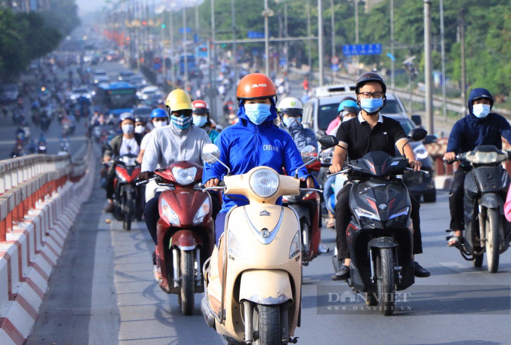 Hà Nội ngày đầu tiên thực hiện công điện giãn cách: Nhiều tuyến đường đông nghẹt người, nơi ùn tắc - Ảnh 1.