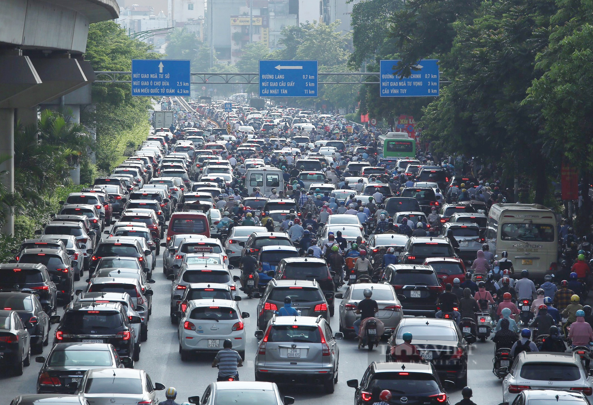 Hà Nội ngày đầu tiên thực hiện công điện giãn cách: Nhiều tuyến đường đông nghẹt người, nơi ùn tắc - Ảnh 3.