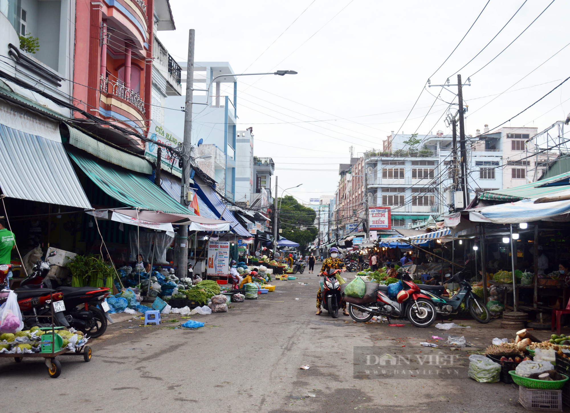 Ngày đầu giãn cách xã hội ở miền Tây: Đường sá, chợ truyền thống vắng người - Ảnh 2.