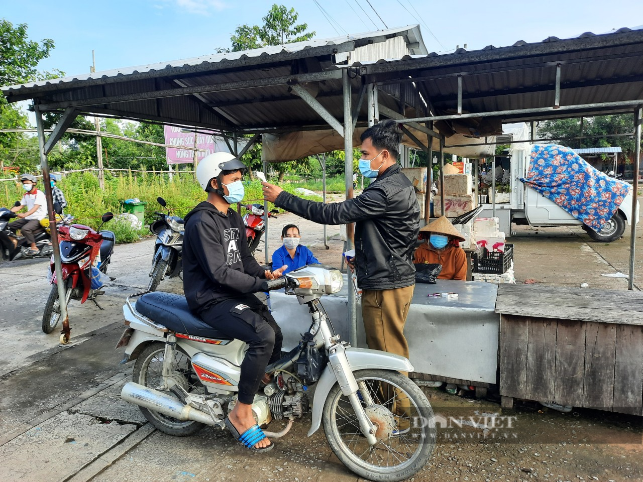 Ngày đầu giãn cách xã hội ở miền Tây: Đường sá, chợ truyền thống vắng người - Ảnh 9.