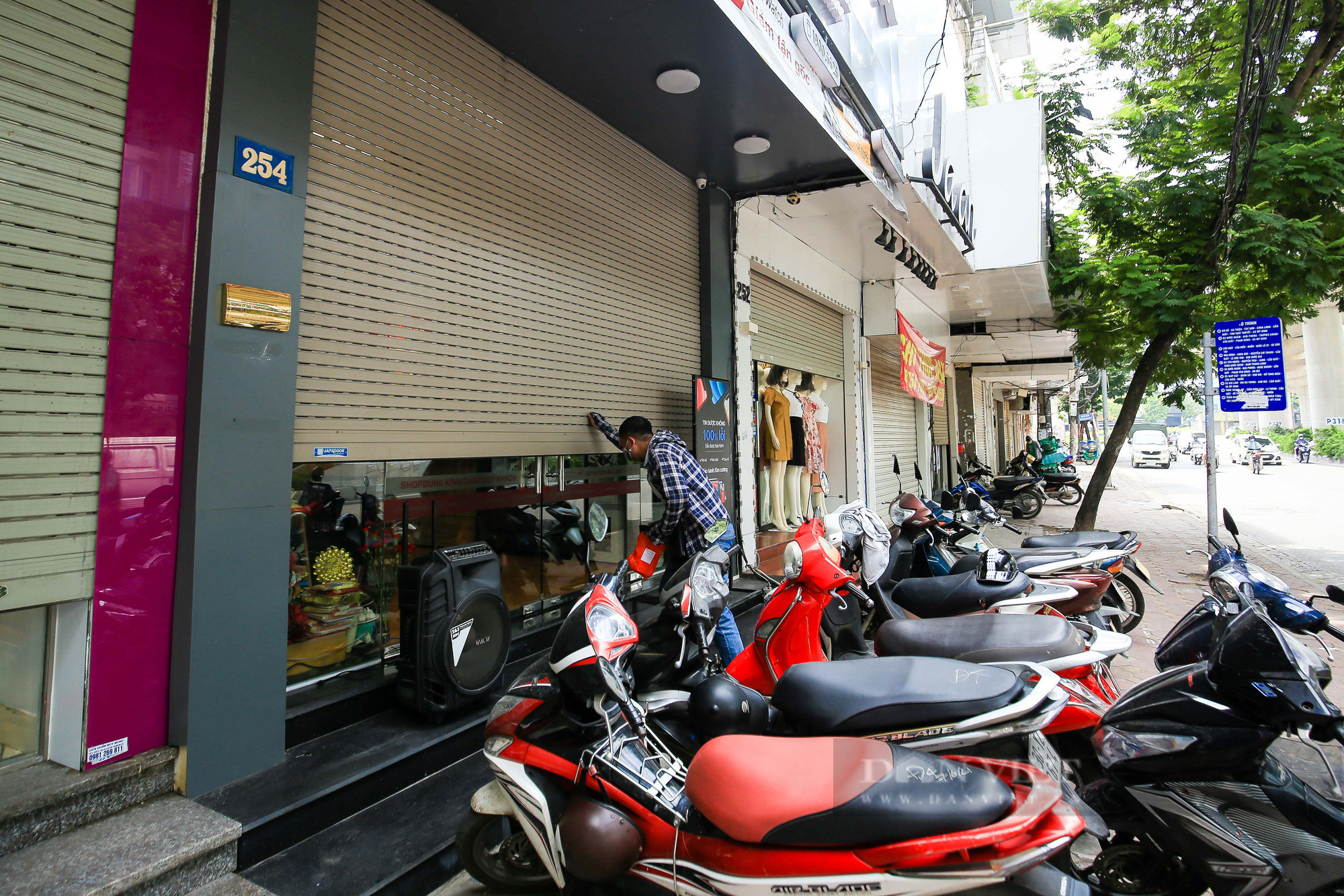 Hà Nội: Các cửa hàng dịch vụ đóng cửa im lìm sau công điện mới - Ảnh 5.