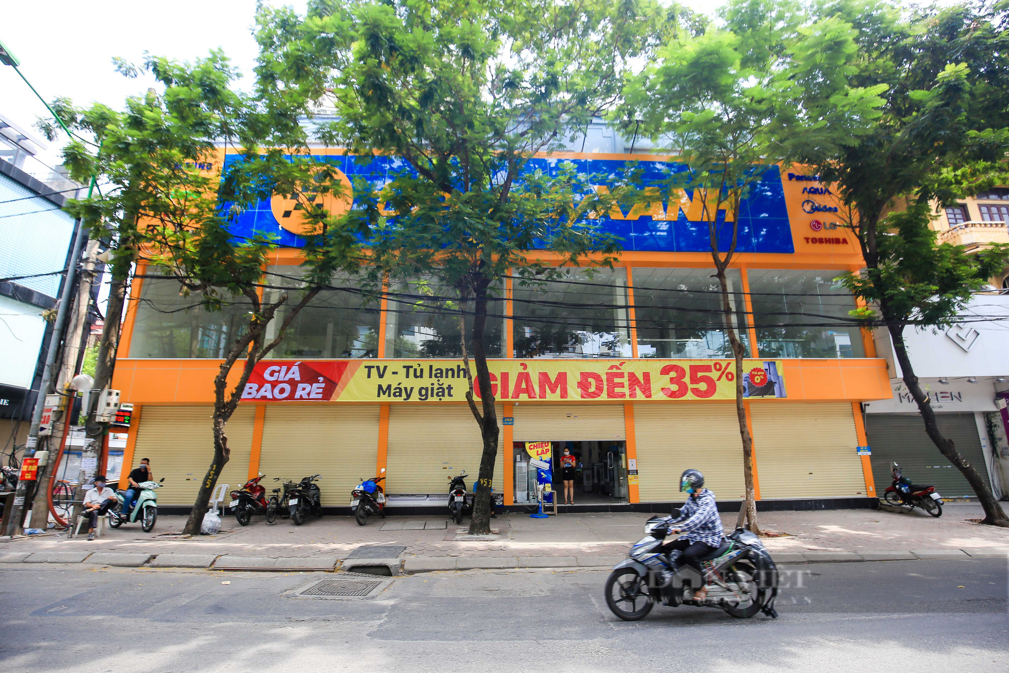 Hà Nội: Các cửa hàng dịch vụ đóng cửa im lìm sau công điện mới - Ảnh 9.