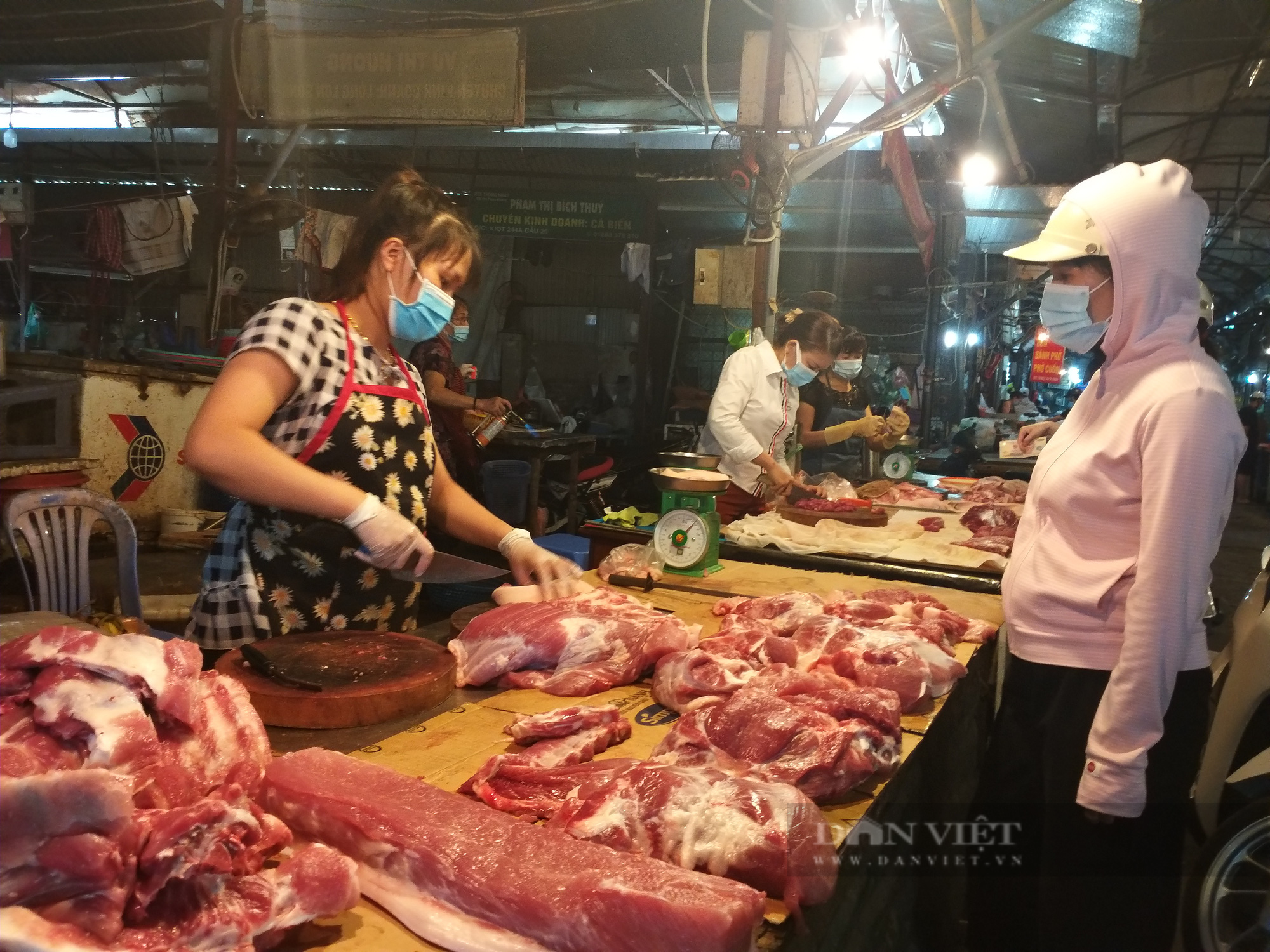 Hà Nội: Thịt lợn, gà đầy chợ, khách bình thản mua thực phẩm tiêu dùng  - Ảnh 1.