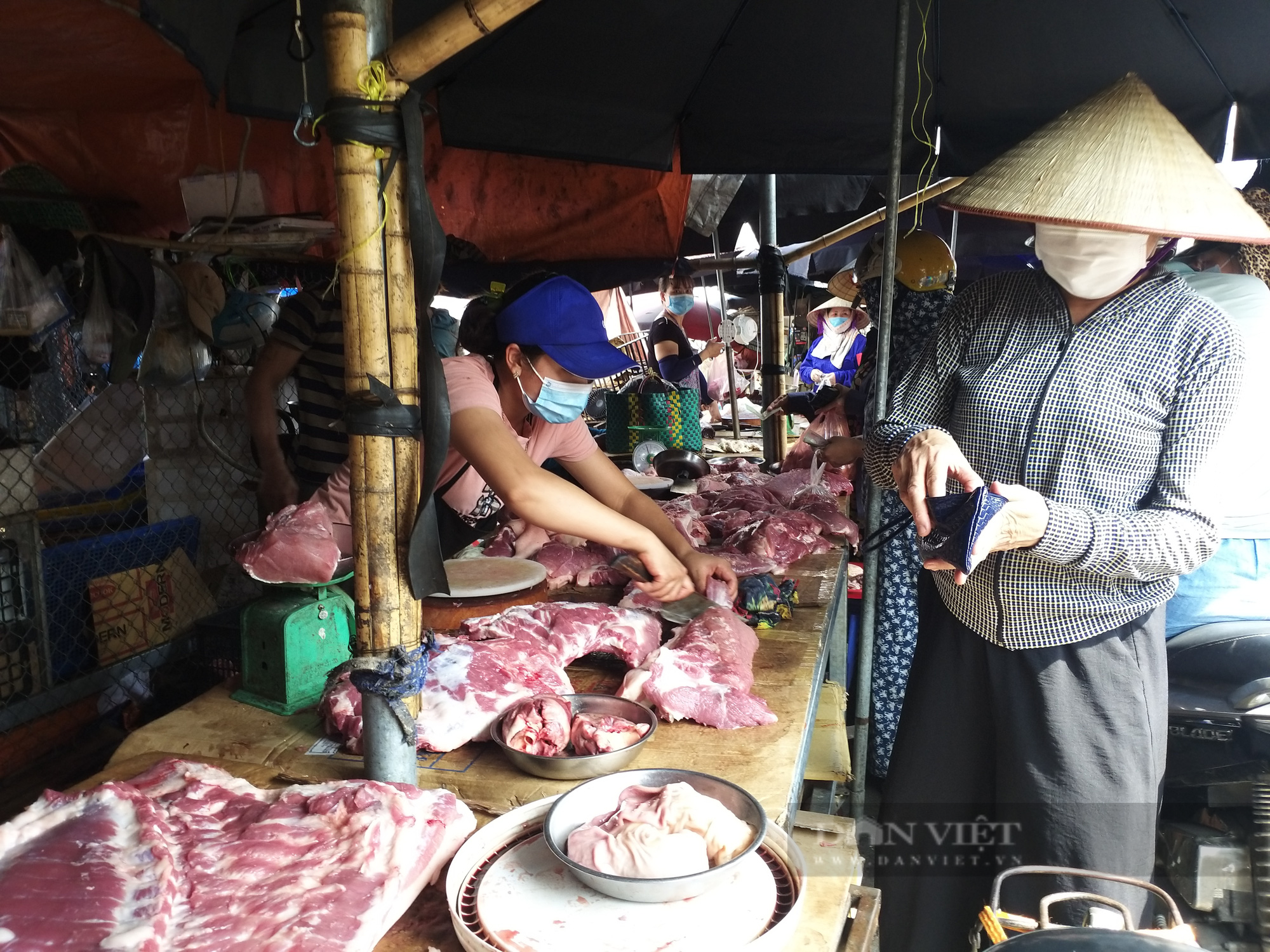 Hà Nội: Thịt lợn, gà đầy chợ, khách bình thản mua thực phẩm tiêu dùng  - Ảnh 3.