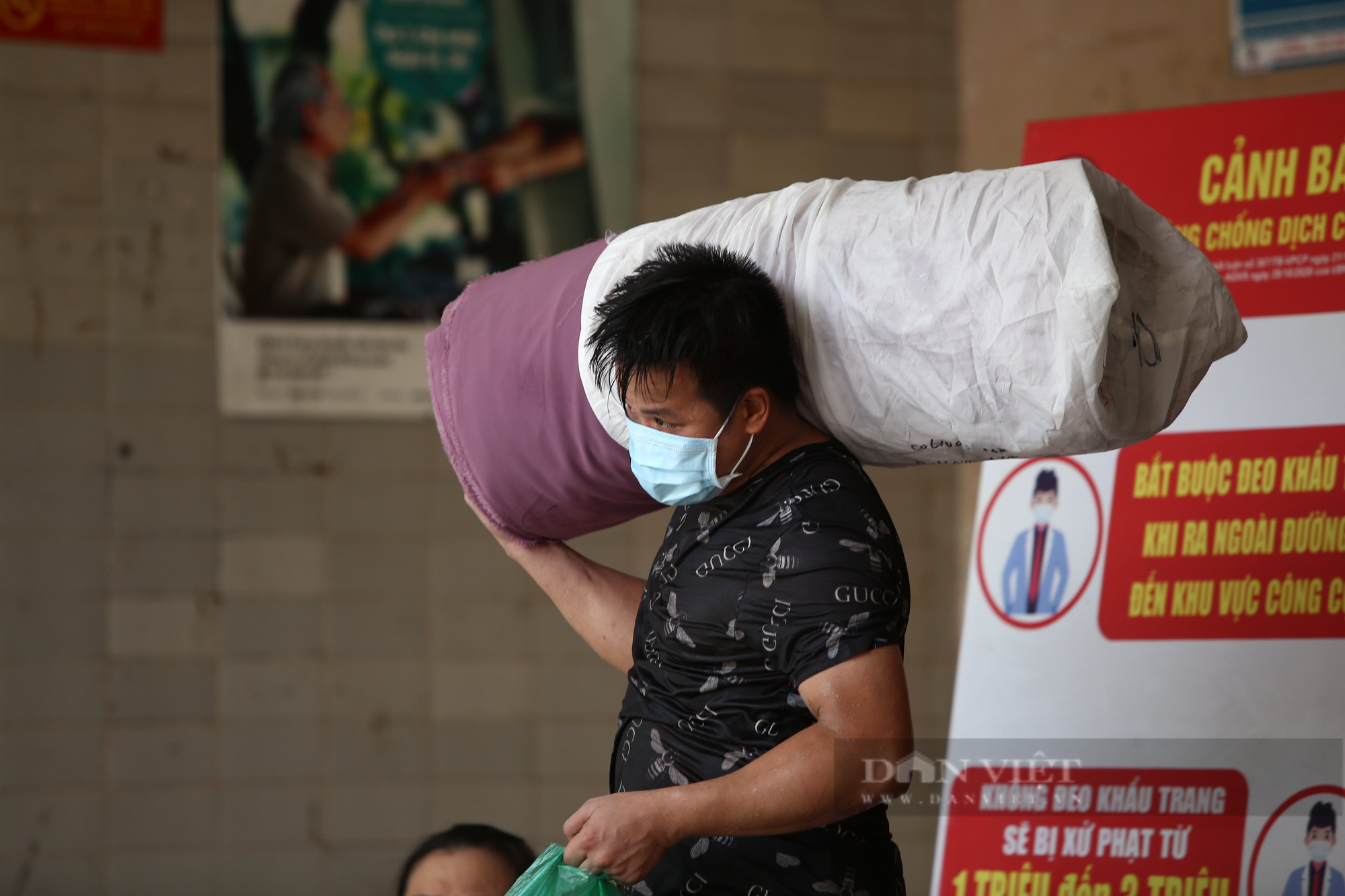 Hàng nghìn tiểu thương chợ Đồng Xuân &quot;nháo nhào&quot; đóng cửa, niêm phong kiot sau Công điện của Chủ tịch Hà Nội - Ảnh 2.