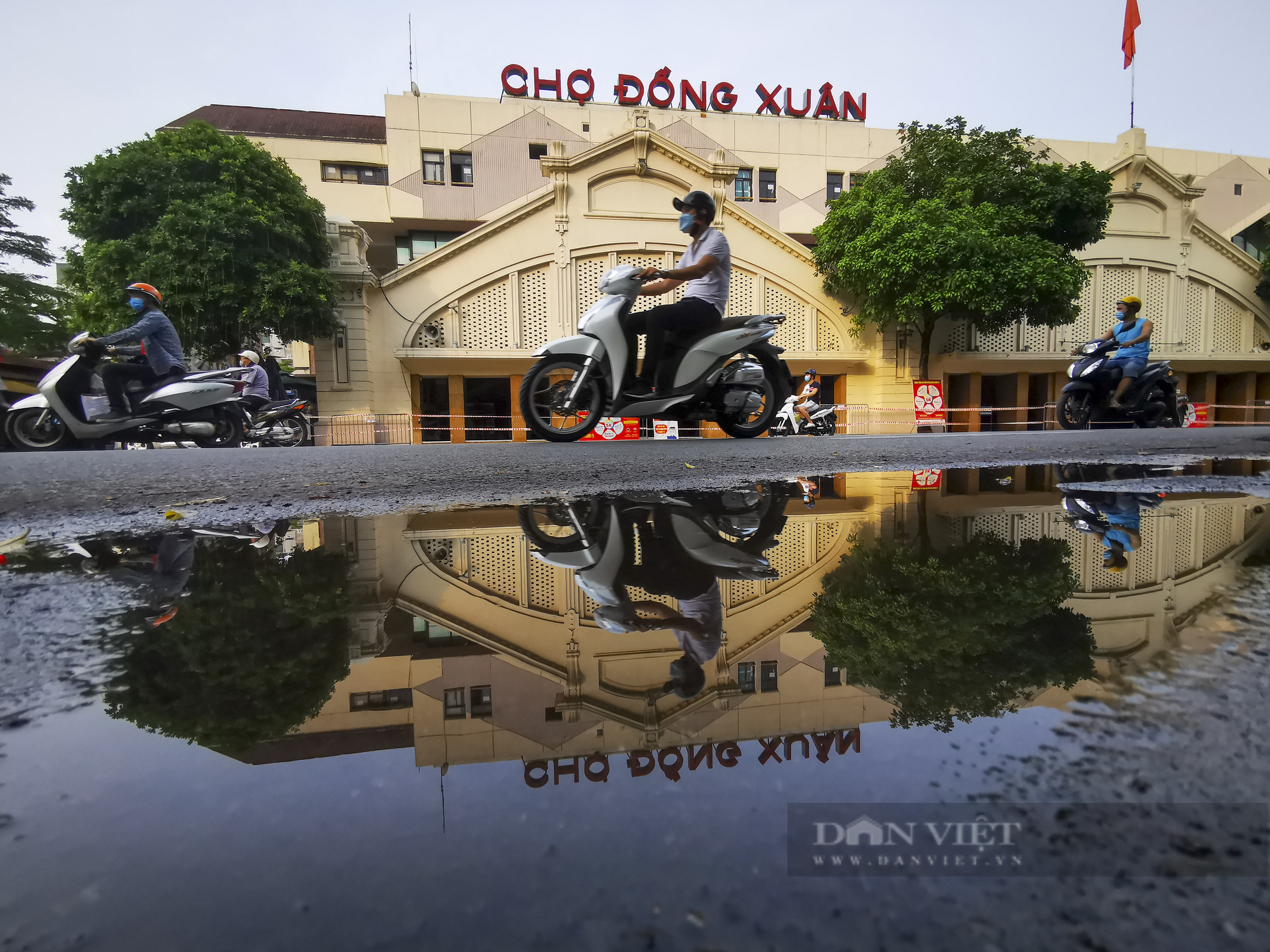 Hà Nội: Chợ Đồng Xuân đóng cửa, hàng nghìn tiểu thương niêm phong ki ốt - Ảnh 1.
