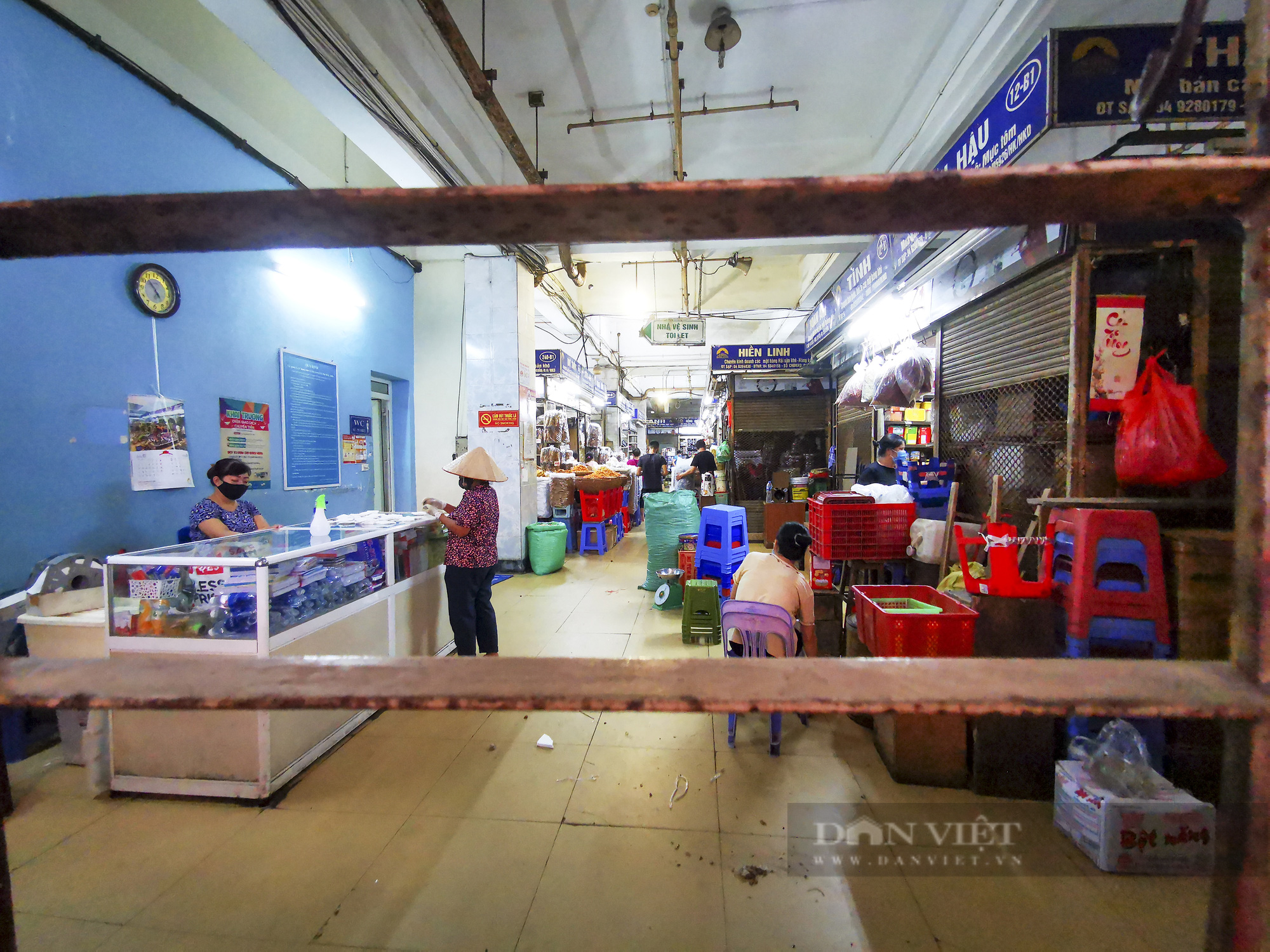 Hà Nội: Chợ Đồng Xuân đóng cửa, hàng nghìn tiểu thương niêm phong ki ốt - Ảnh 7.