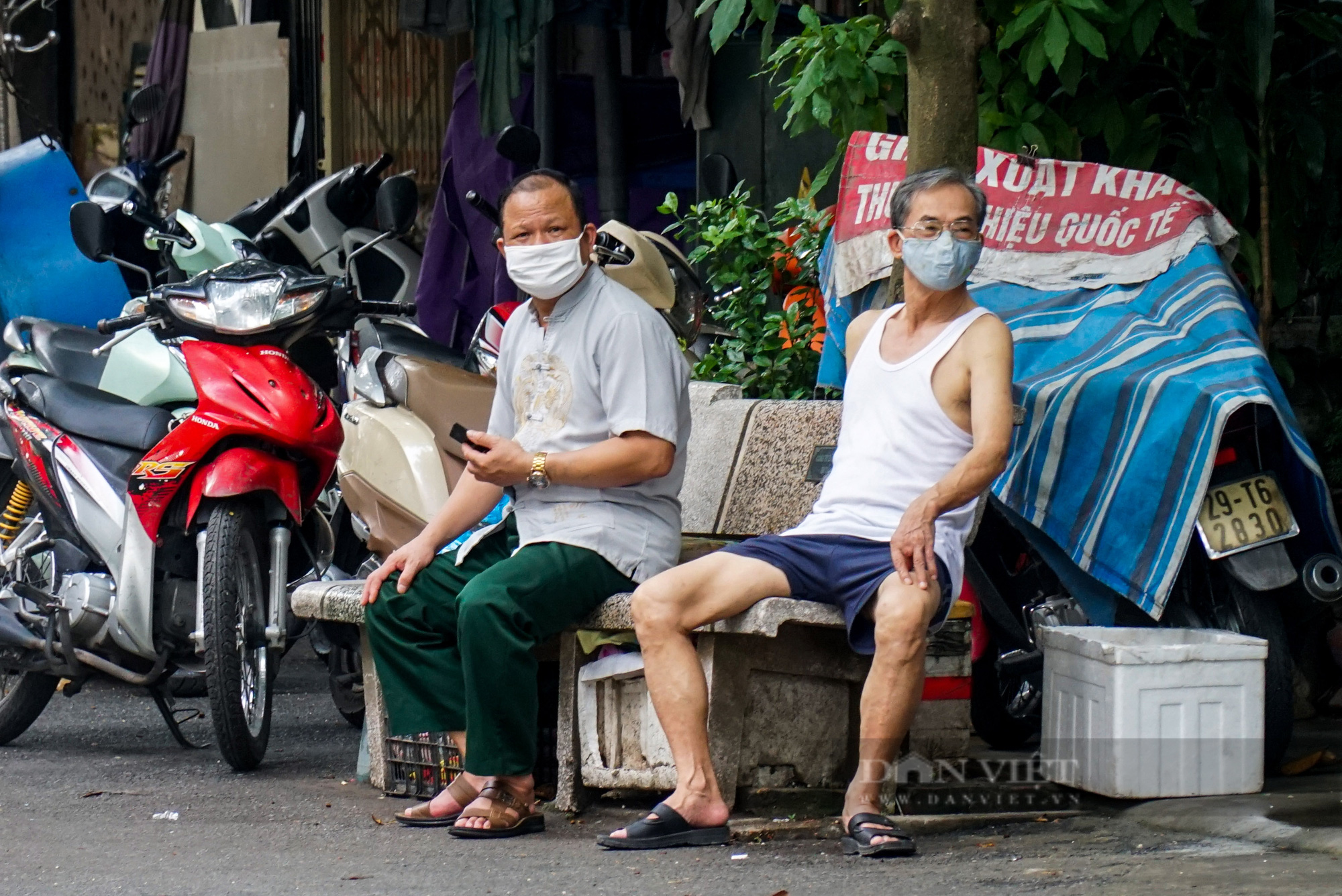 Phong toả khu tập thể nơi có 2 mẹ con mắc Covid-19 sinh sống - Ảnh 10.