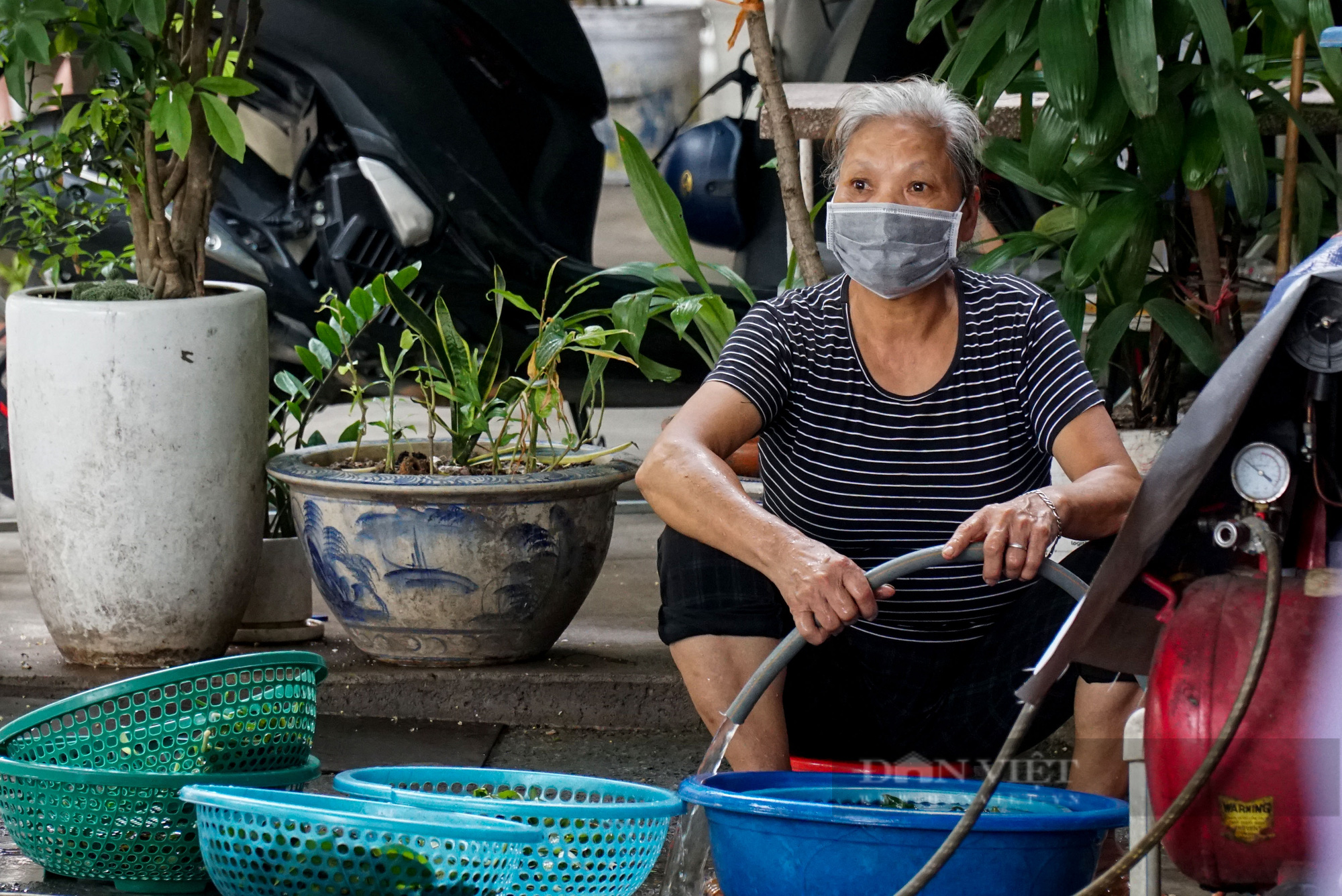 Phong toả khu tập thể nơi có 2 mẹ con mắc Covid-19 sinh sống - Ảnh 11.