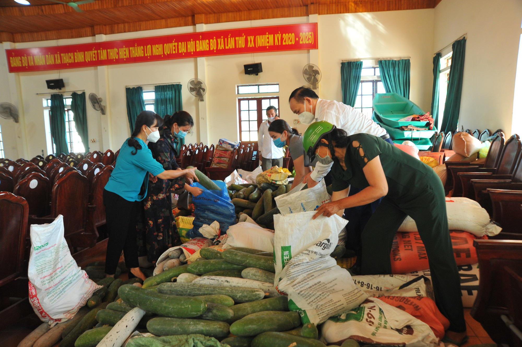 Nông dân Hà Tĩnh gom gạo ngon, làm khô cá đặc sản gửi người dân TP.HCM - Ảnh 4.