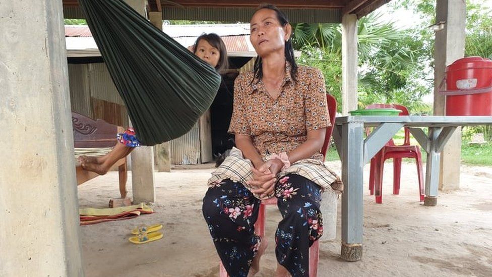 Ngôi làng tan nát chìm trong đau thương, bi kịch vì một mẻ rượu gạo rởm - Ảnh 1.