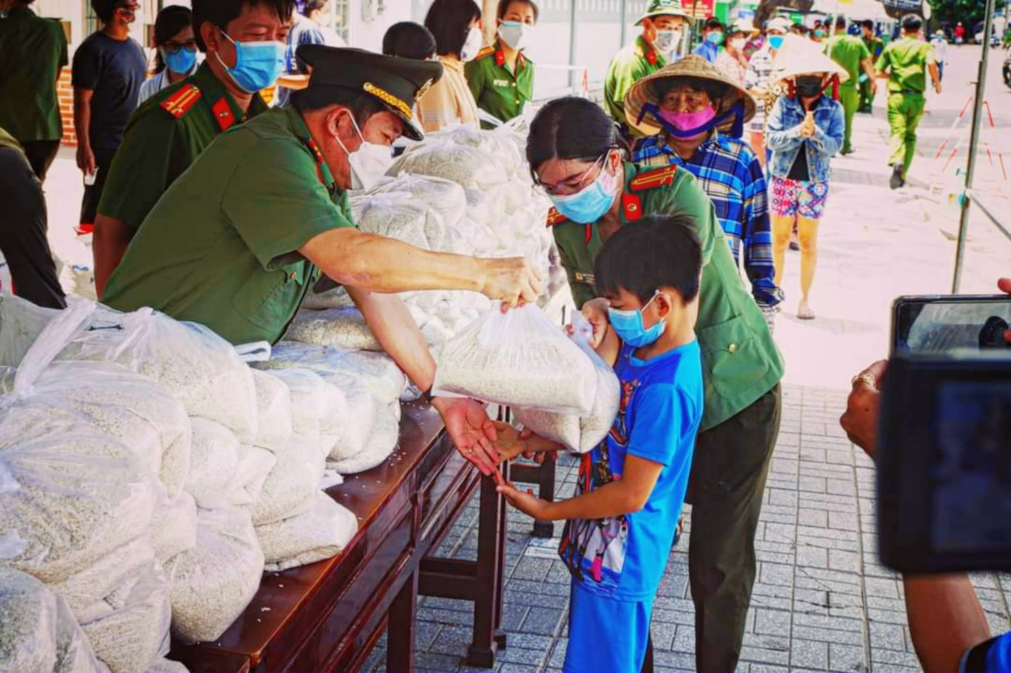 Công An tỉnh An Giang trao tặng 36 tấn gạo cho người dân khó khăn do ảnh hưởng dịch Covid-19 - Ảnh 1.