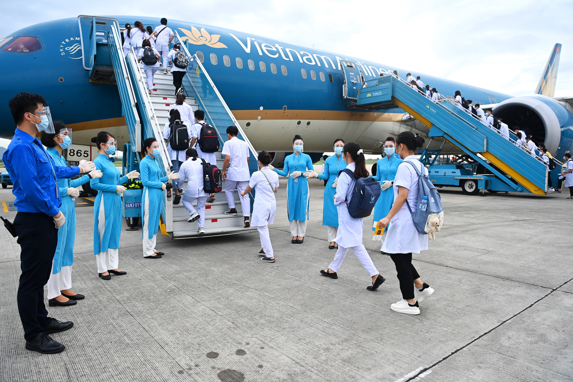 Vietnam Airlines lên tiếng về chuyến bay chở hơn 300 giảng viên và sinh viên - Ảnh 1.