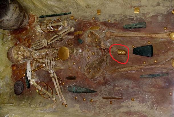 Mở nắp cổ mộ, sửng sốt thấy hài cốt có dương vật bọc vàng nguyên khối - Ảnh 1.