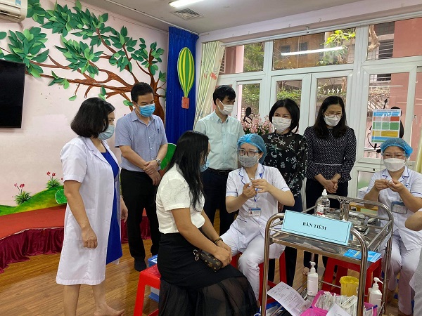Tin hot Hà Nội hôm nay 2/7: Tiêm vắc xin Covid-19 tại điểm lưu động đầu tiên; Bảo vệ 100% người tố cáo tham nhũng - Ảnh 1.