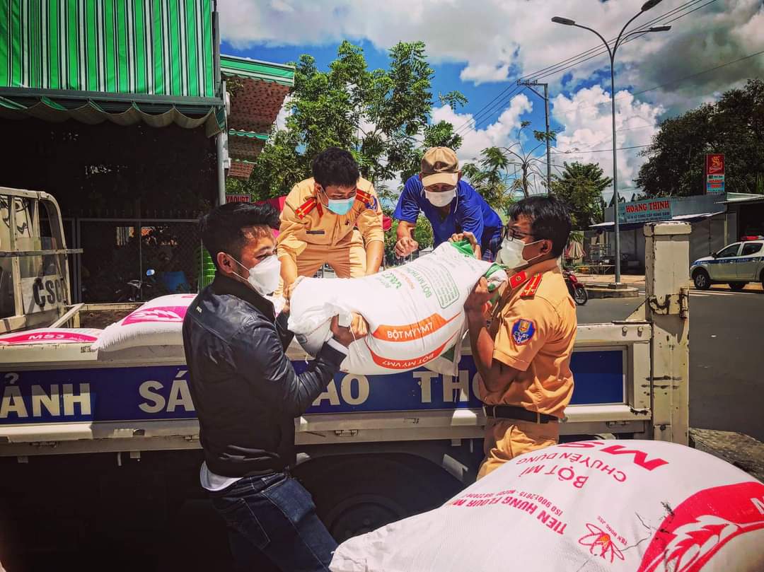 Công An tỉnh An Giang trao tặng 36 tấn gạo cho người dân khó khăn do ảnh hưởng dịch Covid-19 - Ảnh 3.