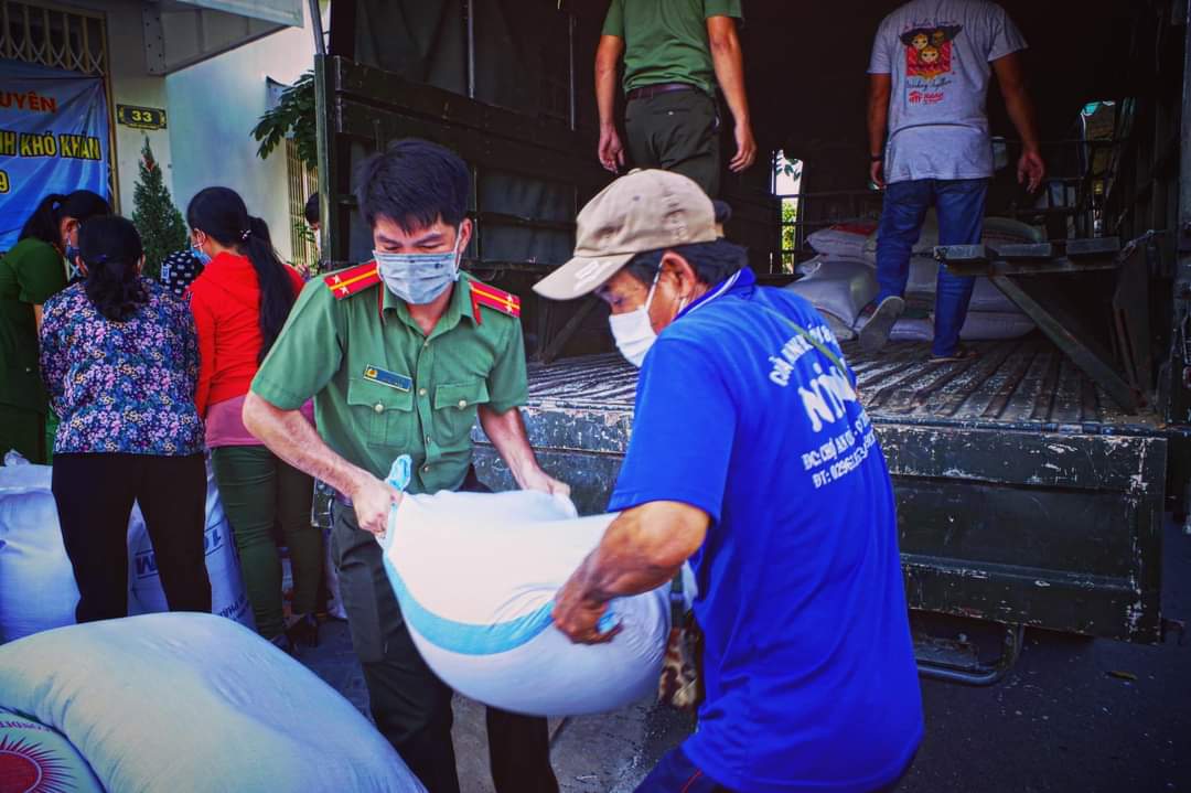 Công An tỉnh An Giang trao tặng 36 tấn gạo cho người dân khó khăn do ảnh hưởng dịch Covid-19 - Ảnh 4.